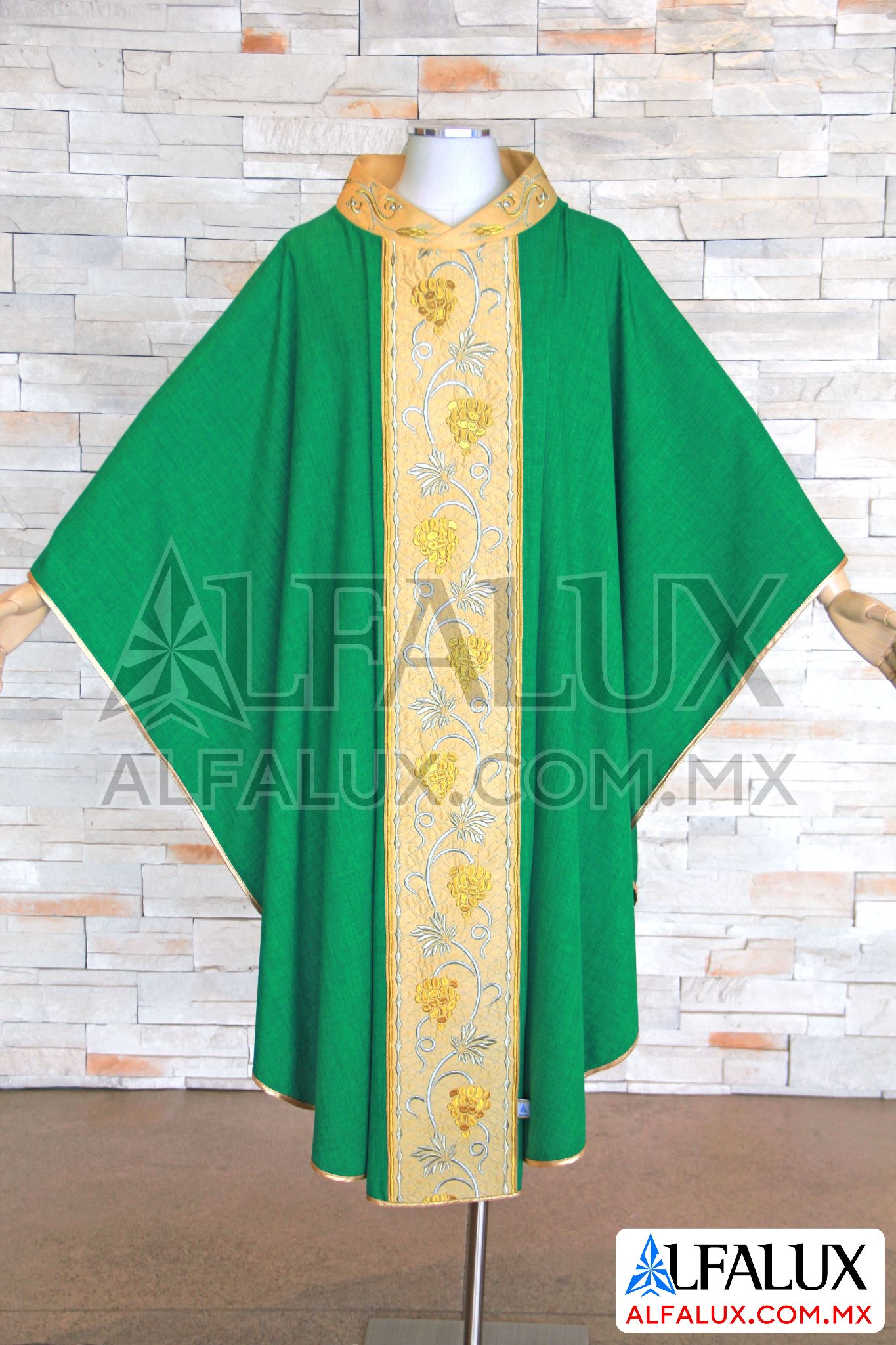03 UVAS Alfalux Casulla Central Verde Bandera Dorado Cuello Bordado 312